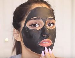 Девушка с черной маской на лице