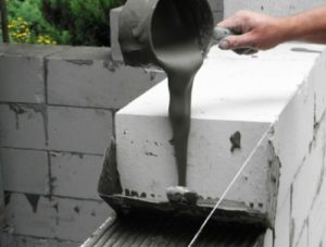 Нанесение клея на бетон